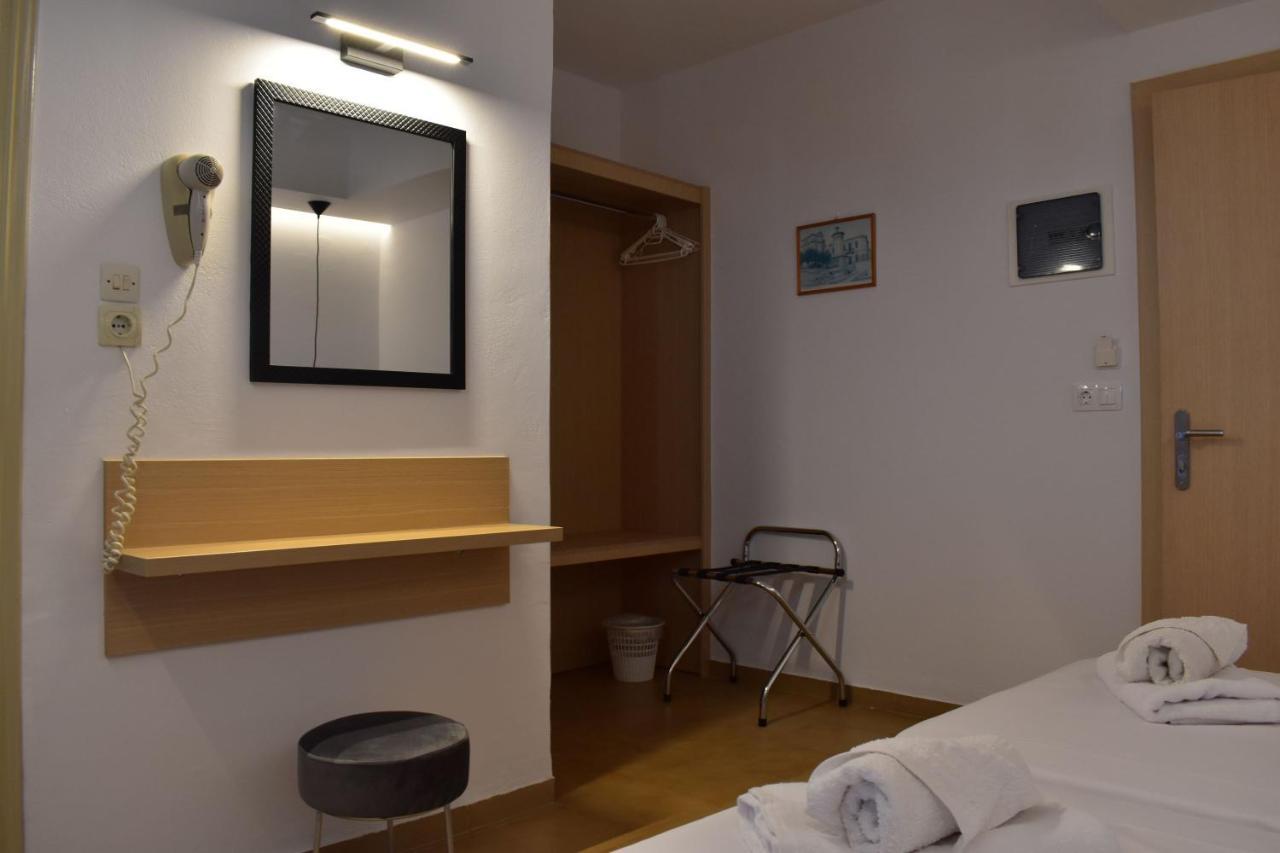 Manos Hotel 2*