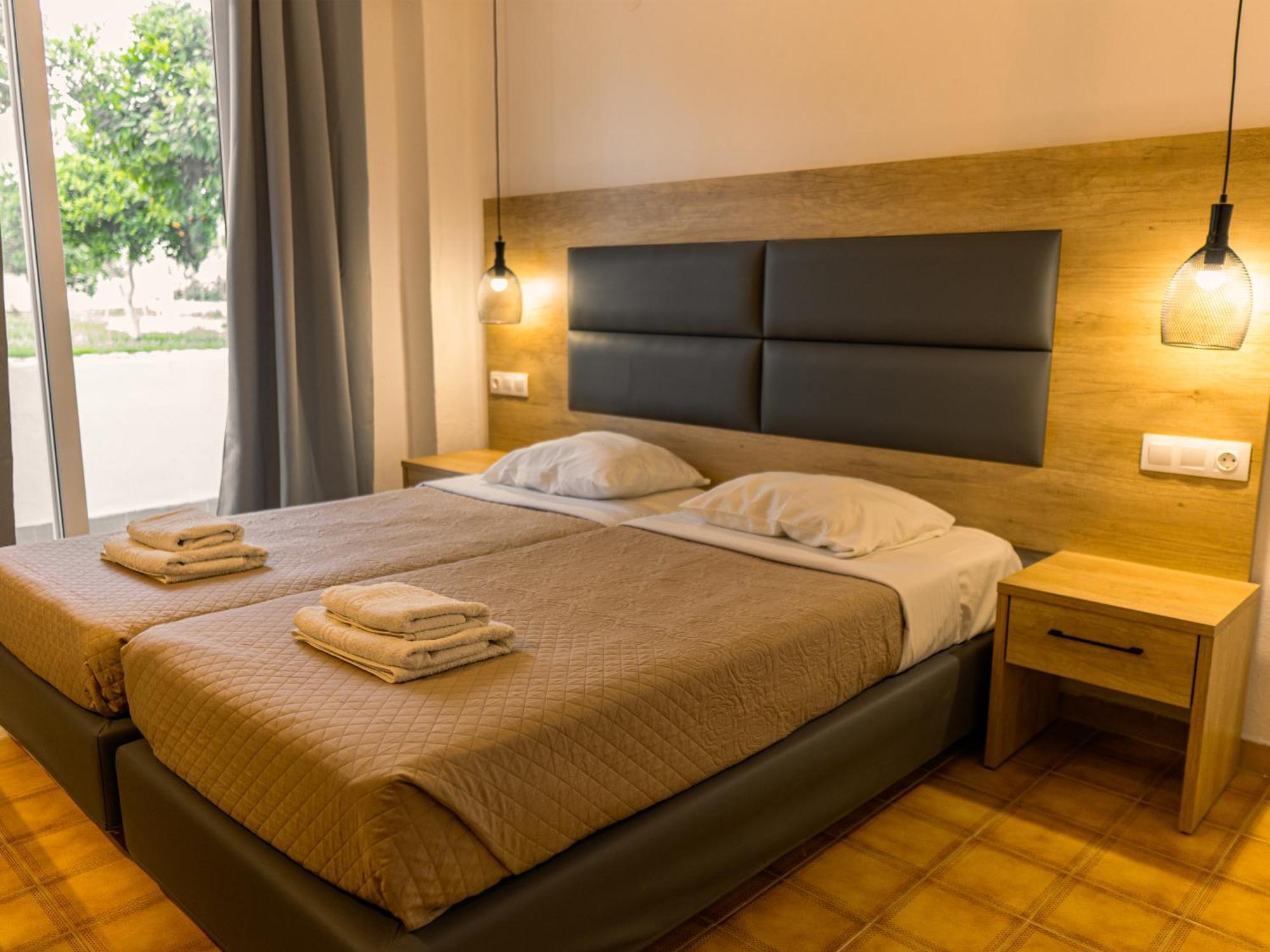 Manos Hotel 2*
