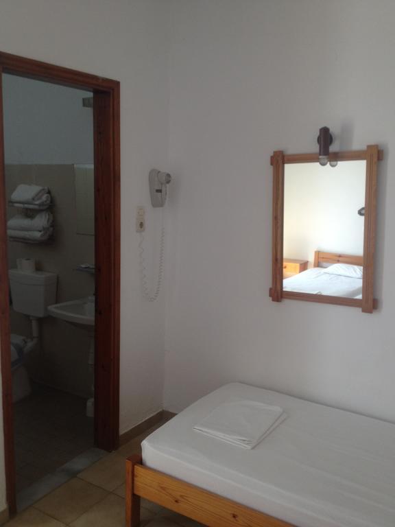 Manos Hotel 2*