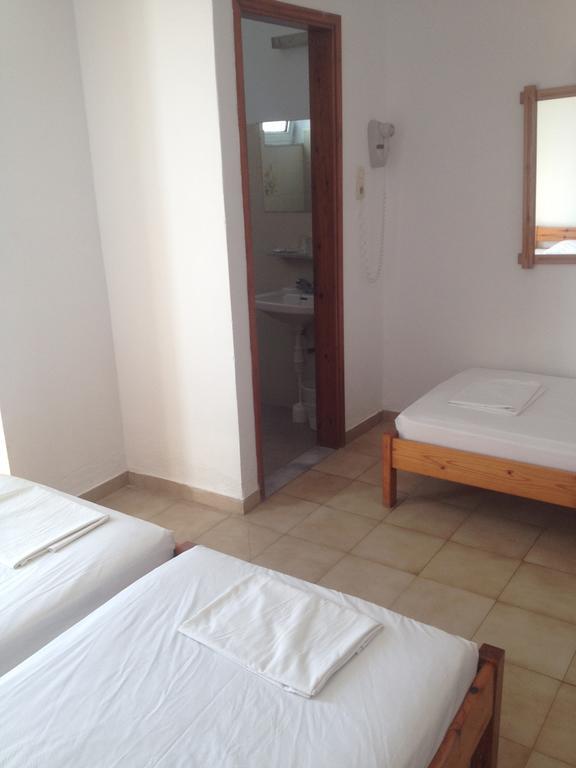 Manos Hotel 2*